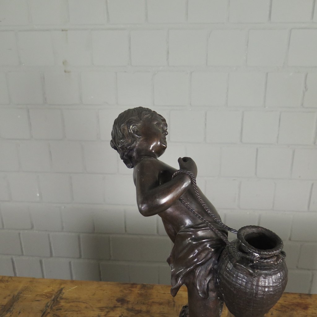 Skulptur Dekoration Putte mit Krug Bronze 0,43 m