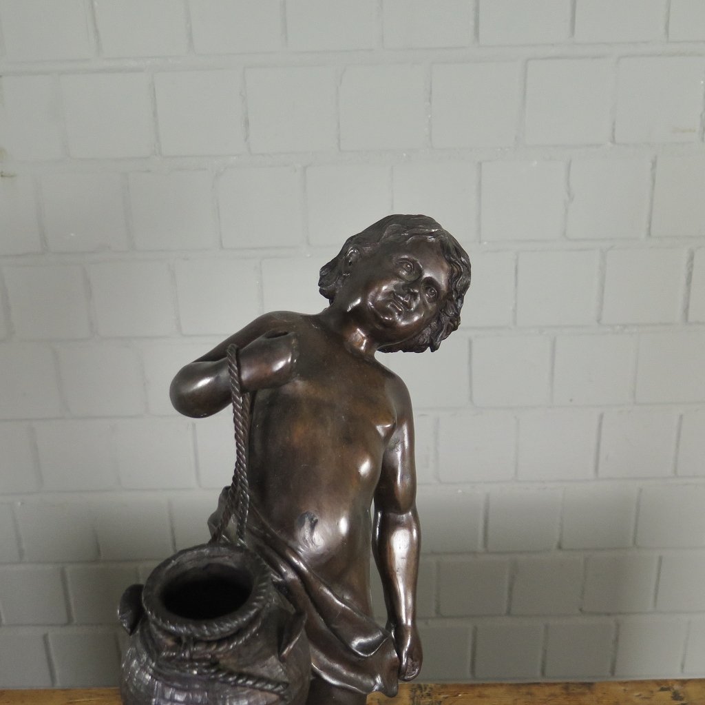 Skulptur Dekoration Putte mit Krug Bronze 0,43 m