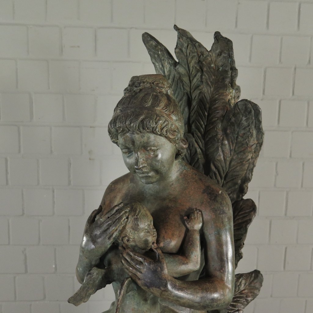 Skulptur Dekoration Frau mit Putte Bronze 1,09 m