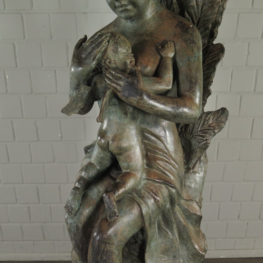 Skulptur Dekoration Frau mit Putte Bronze 1,09 m