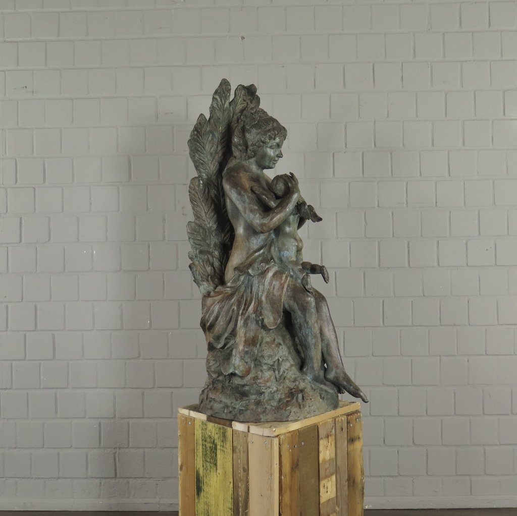 Skulptur Dekoration Frau mit Putte Bronze 1,09 m