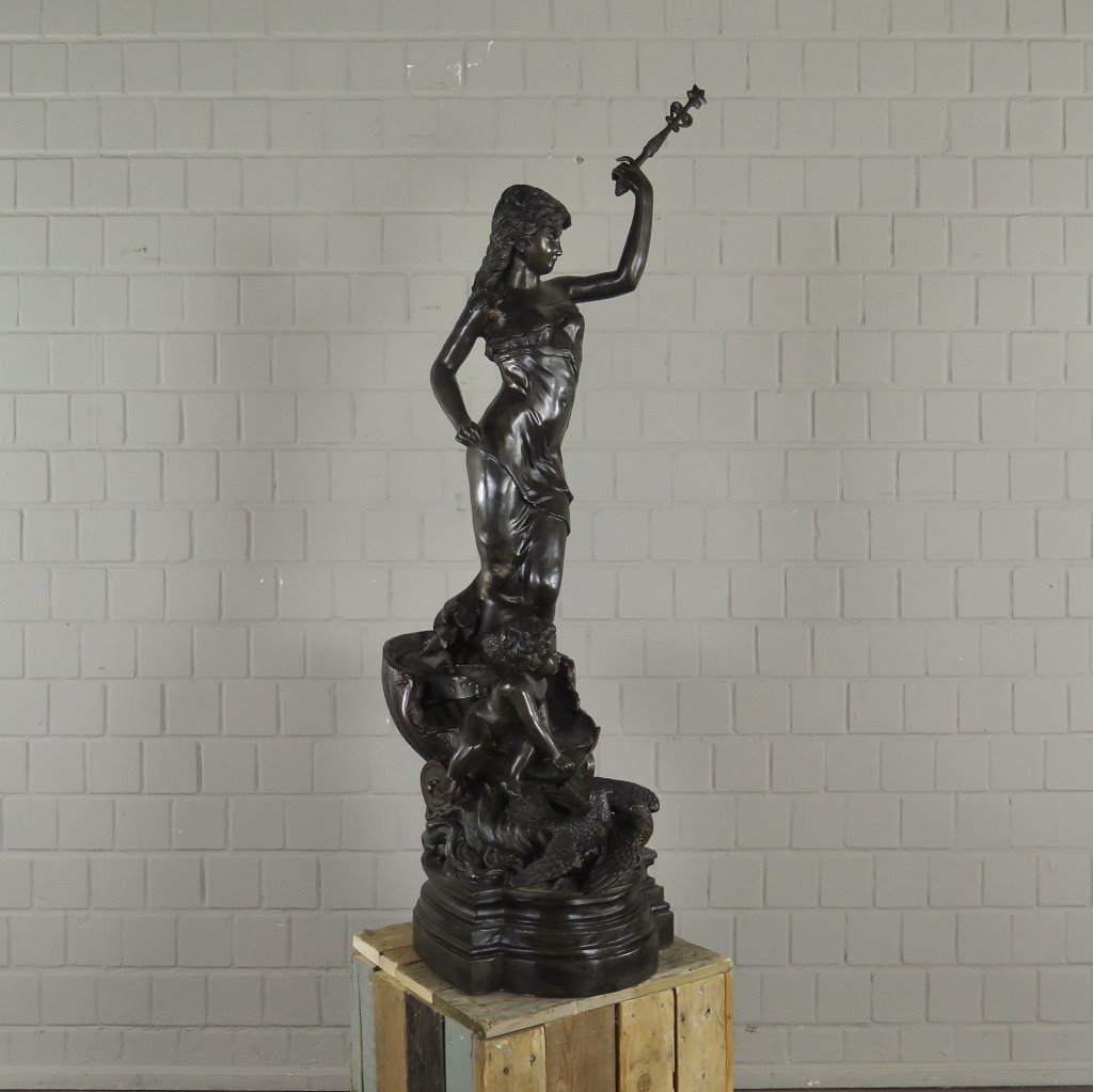 Skulptur Dekoration Nymphe mit Putte Bronze 1,38 m