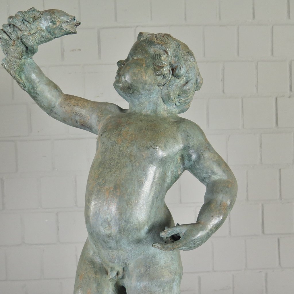 Wasserspeier Wasserspiel Putte mit Fisch Bronze 0,70 m