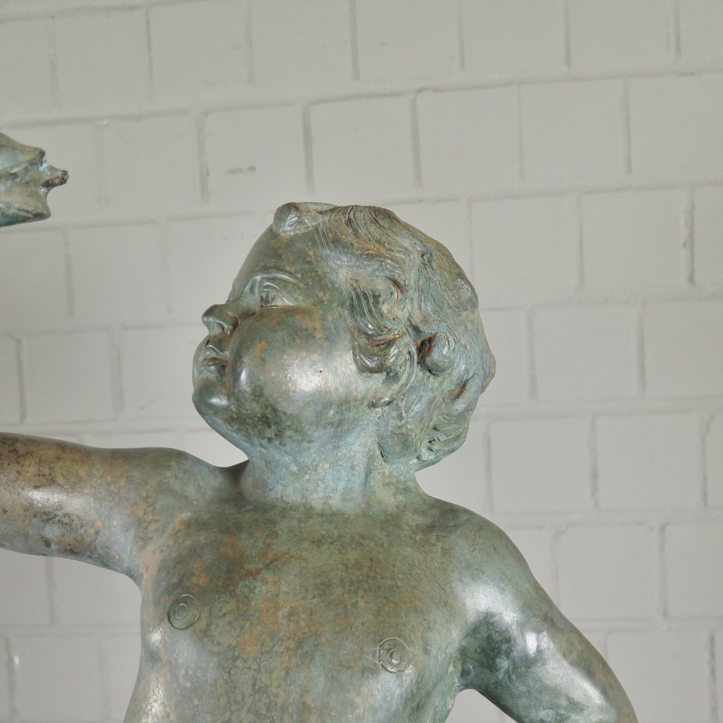 Wasserspeier Wasserspiel Putte mit Fisch Bronze 0,70 m