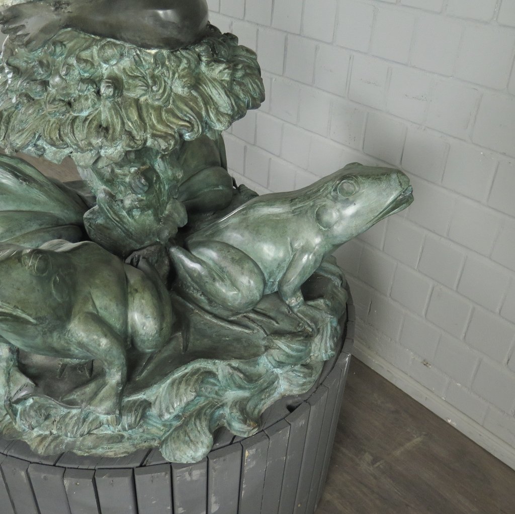 Wasserspeier Wasserspiel Putte mit Fröschen Bronze 1,10 m