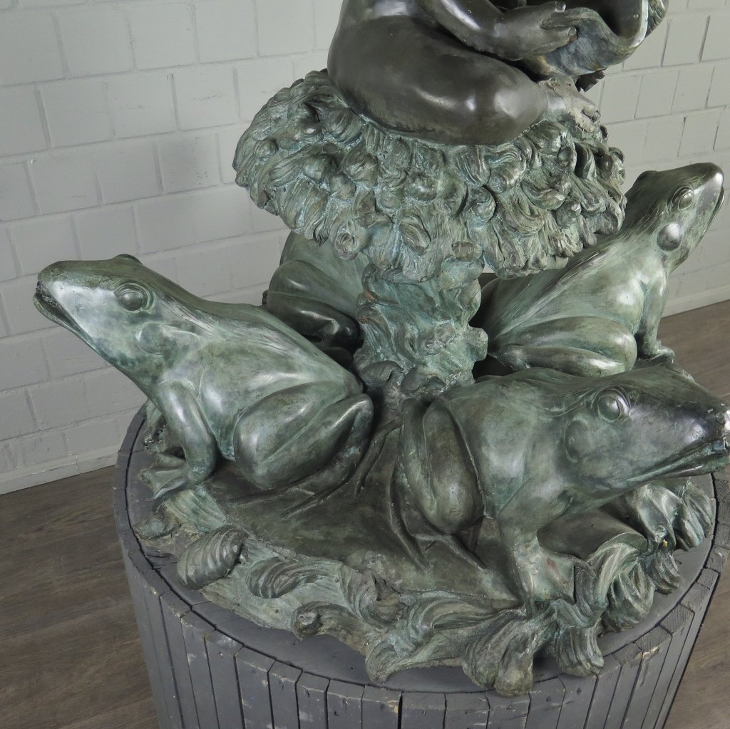 Wasserspeier Wasserspiel Putte mit Fröschen Bronze 1,10 m