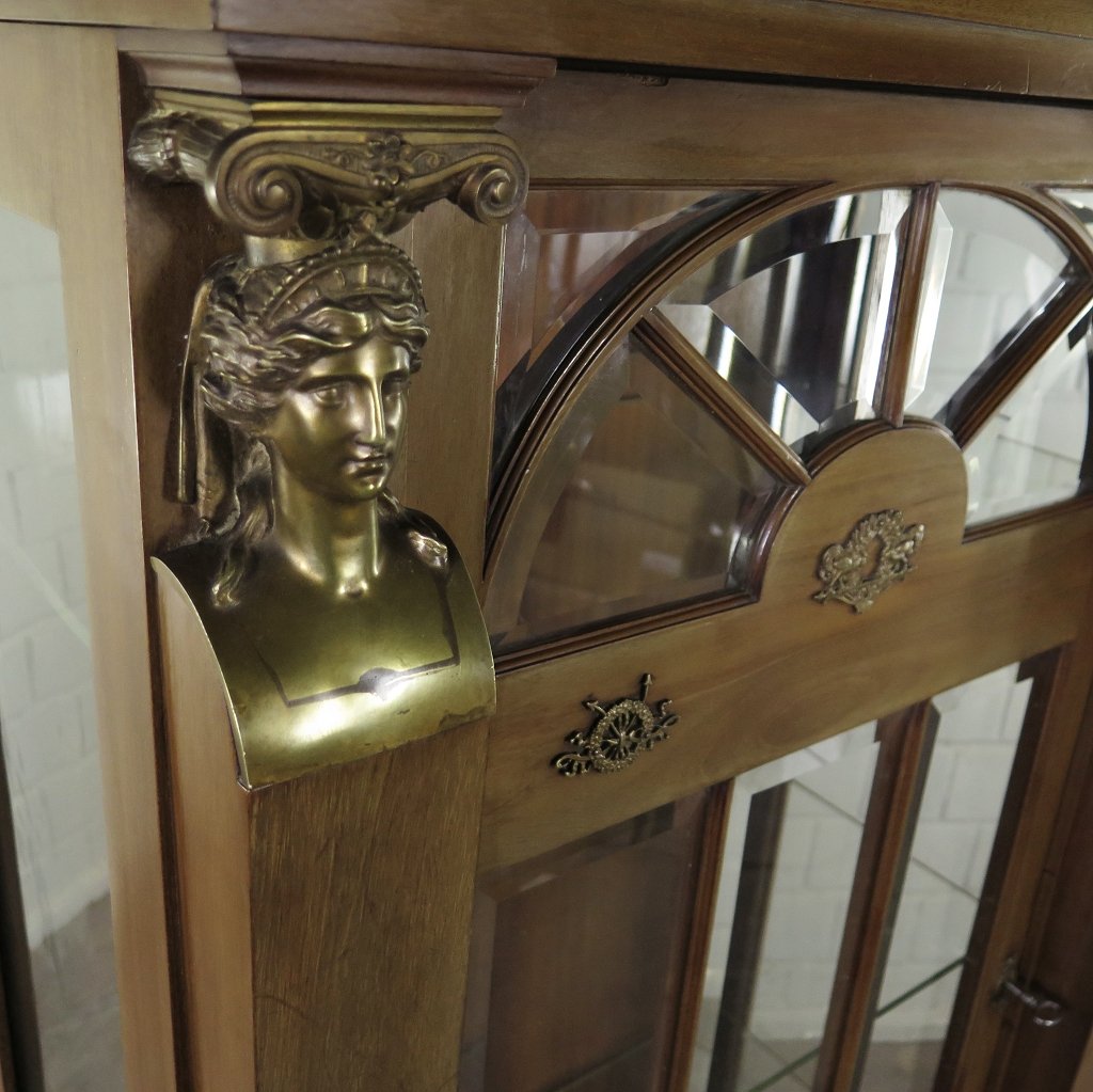 Vitrine Schaukasten Empirestil 1900 Nussbaum
