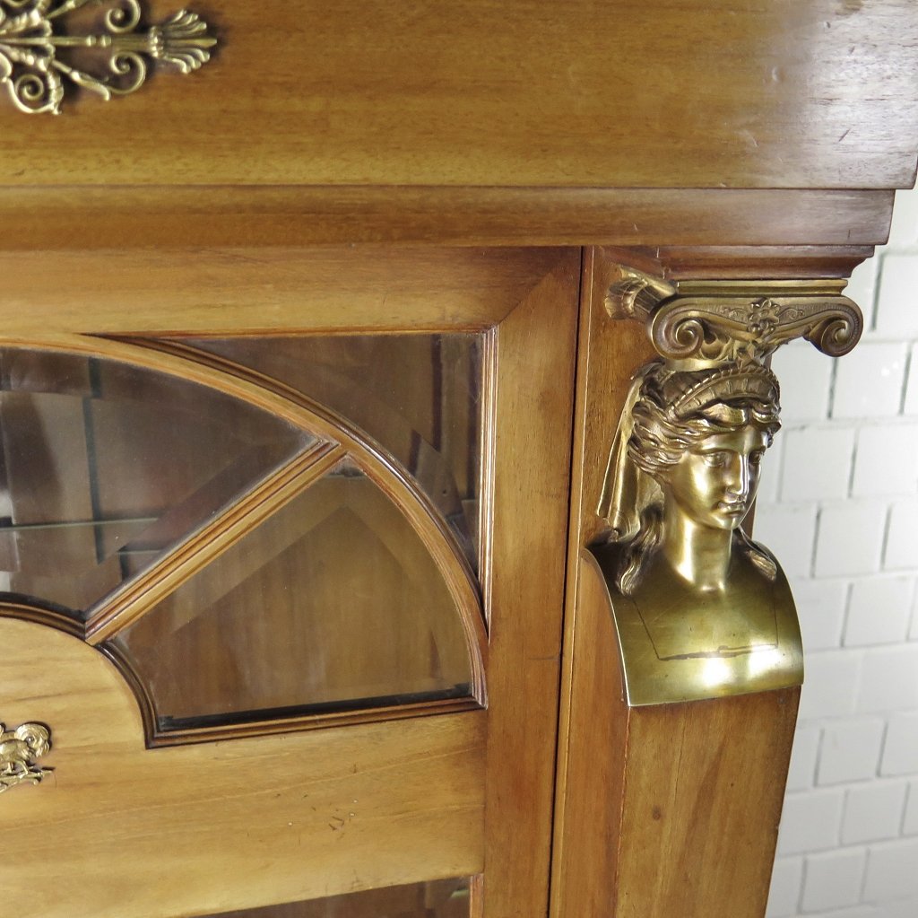 Vitrine Schaukasten Empirestil 1900 Nussbaum