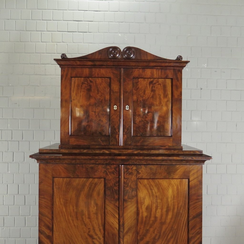 Schrank mit Aufsatz Biedermeier 1820 Mahagoni