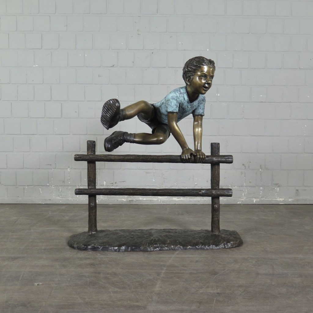 Skulptur Junge Holzzaun Bronze 0,90 m 