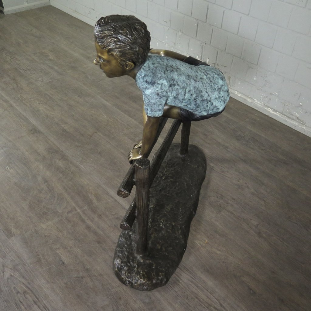Skulptur Junge Holzzaun Bronze 0,90 m