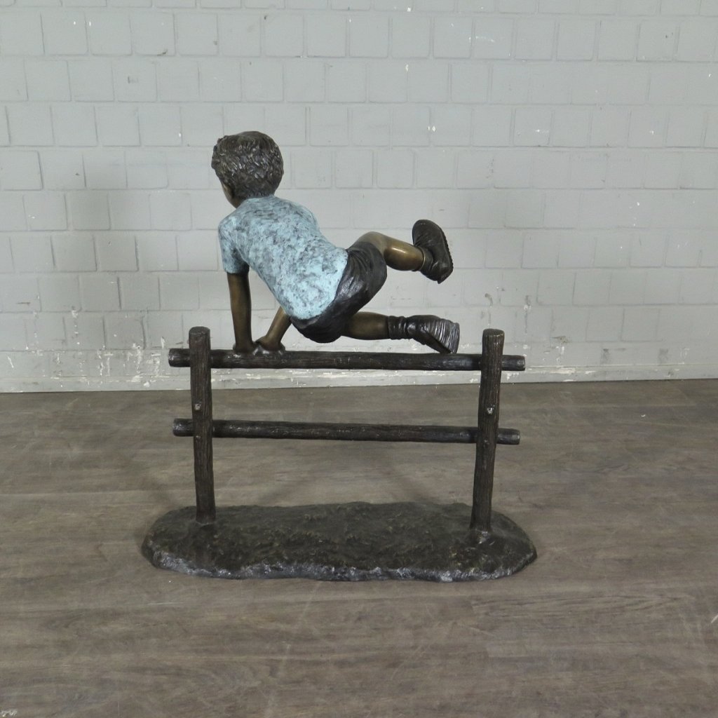 Skulptur Junge Holzzaun Bronze 0,90 m