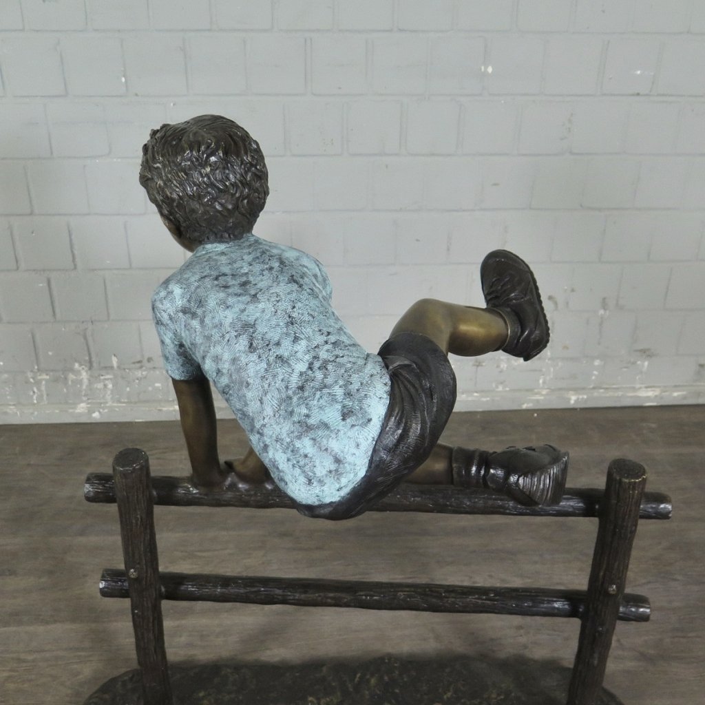 Skulptur Junge Holzzaun Bronze 0,90 m