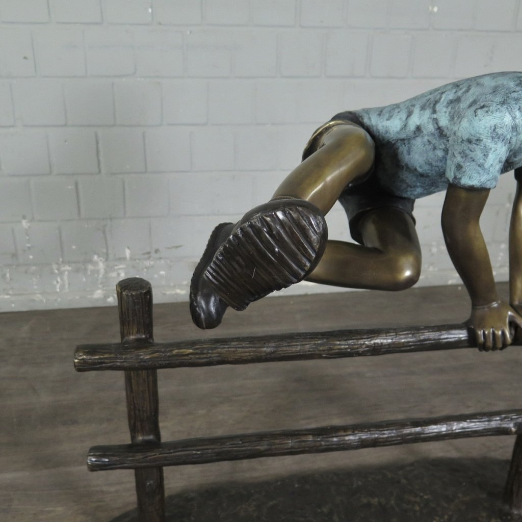 Skulptur Junge Holzzaun Bronze 0,90 m