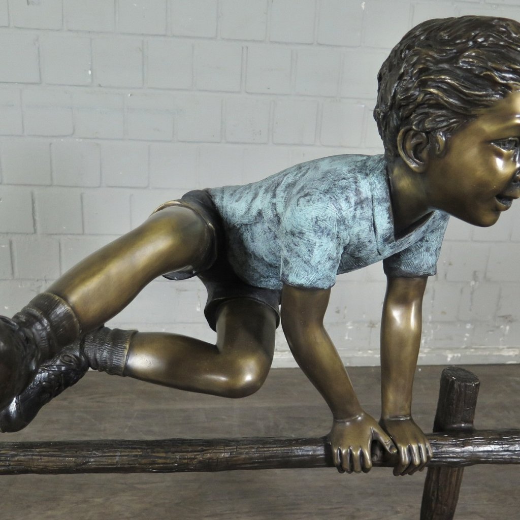 Skulptur Junge Holzzaun Bronze 0,90 m
