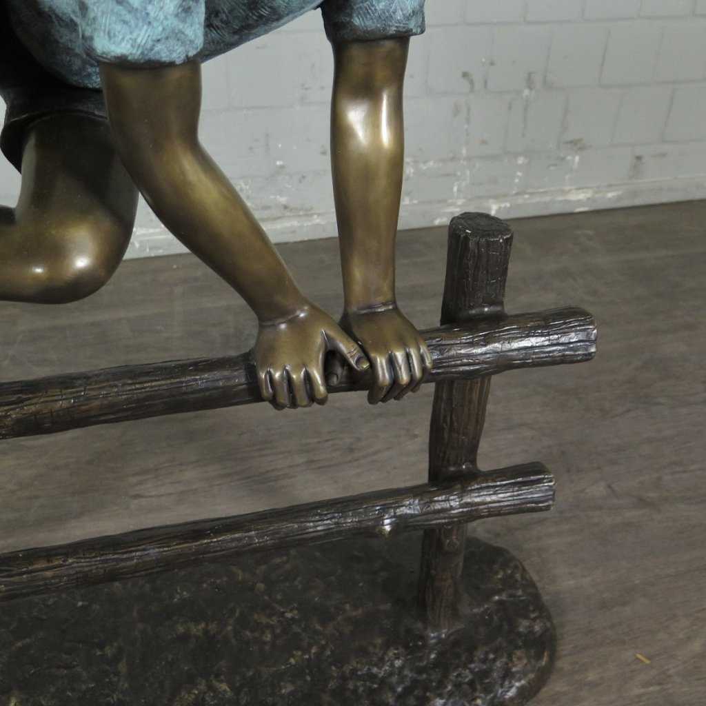 Skulptur Junge Holzzaun Bronze 0,90 m